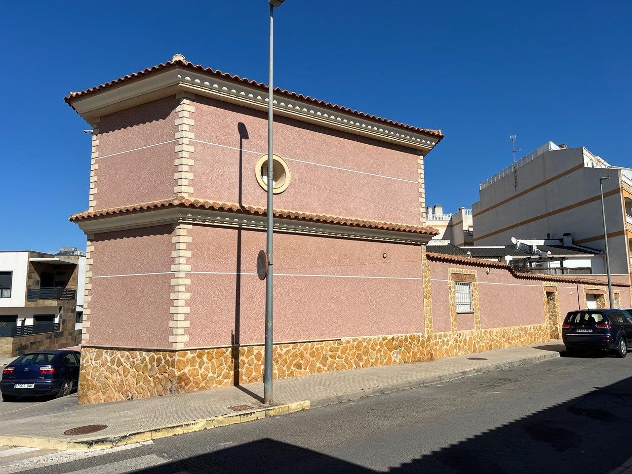 Villa for Sale in San Miguel de Salinas, Alicante