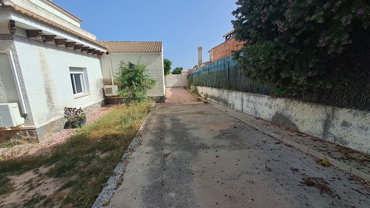 Villa for Sale in Villamartin, Alicante