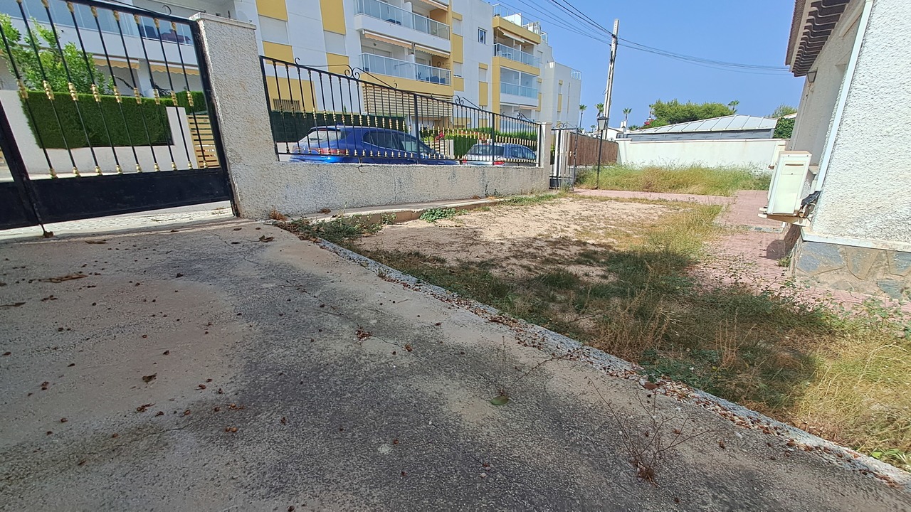Villa for Sale in Villamartin, Alicante