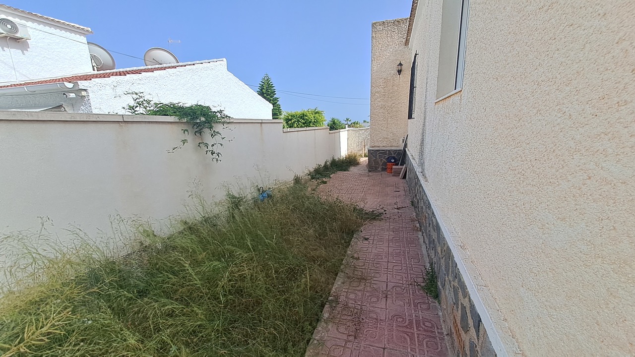 Villa for Sale in Villamartin, Alicante