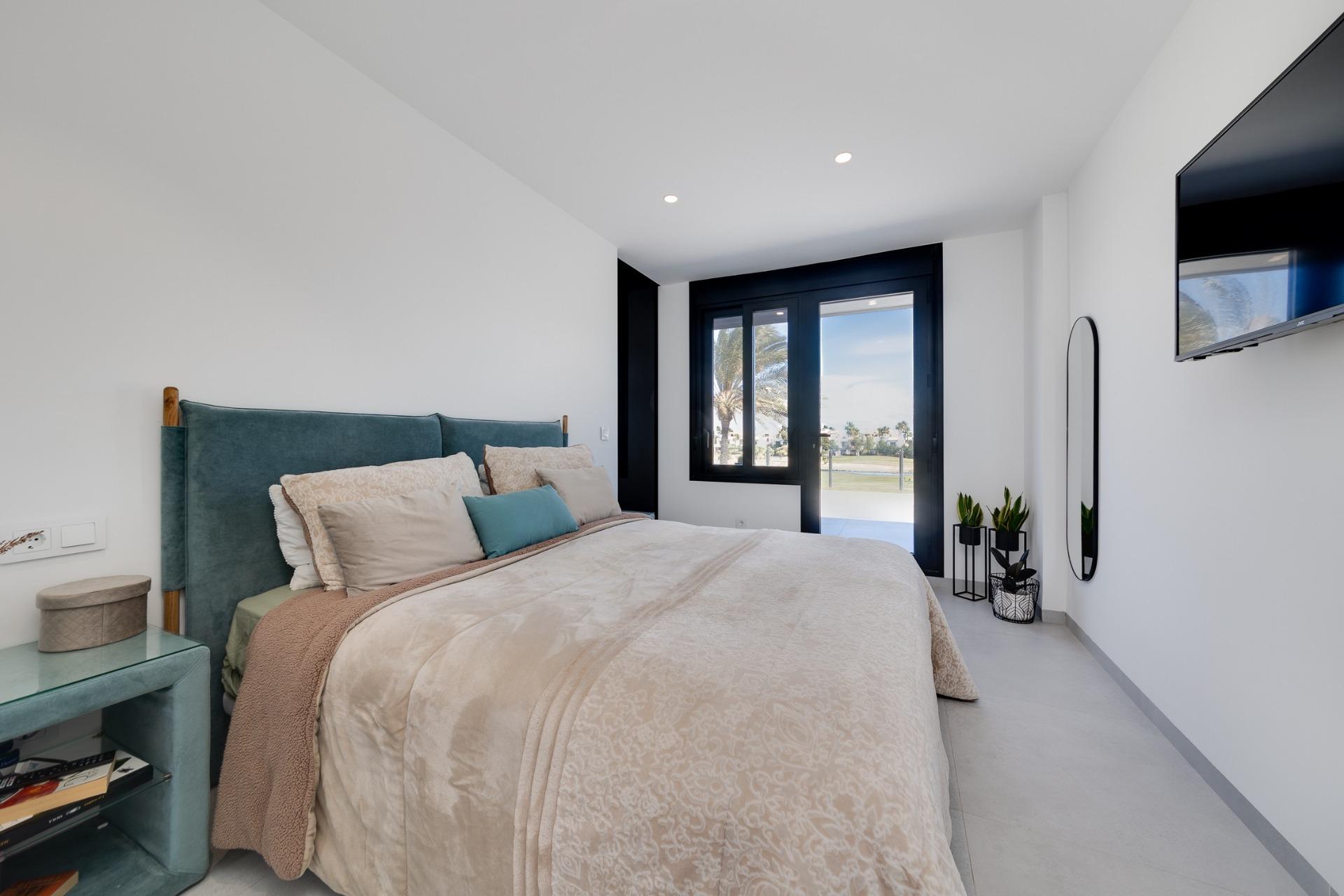 NEW BUILD VILLAS IN PILAR DE LA HORADADA ON THE GOLF COURSE