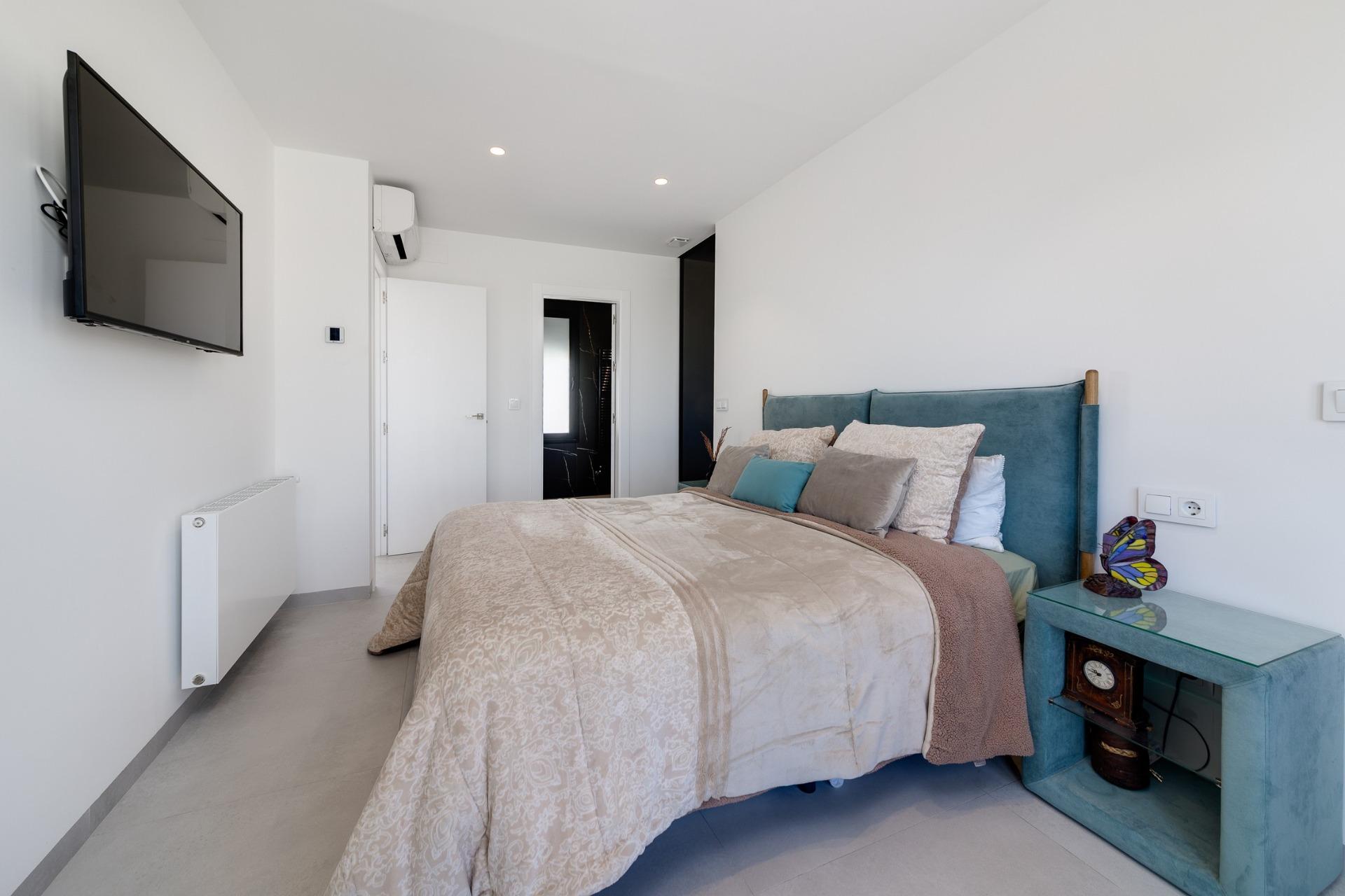 NEW BUILD VILLAS IN PILAR DE LA HORADADA ON THE GOLF COURSE