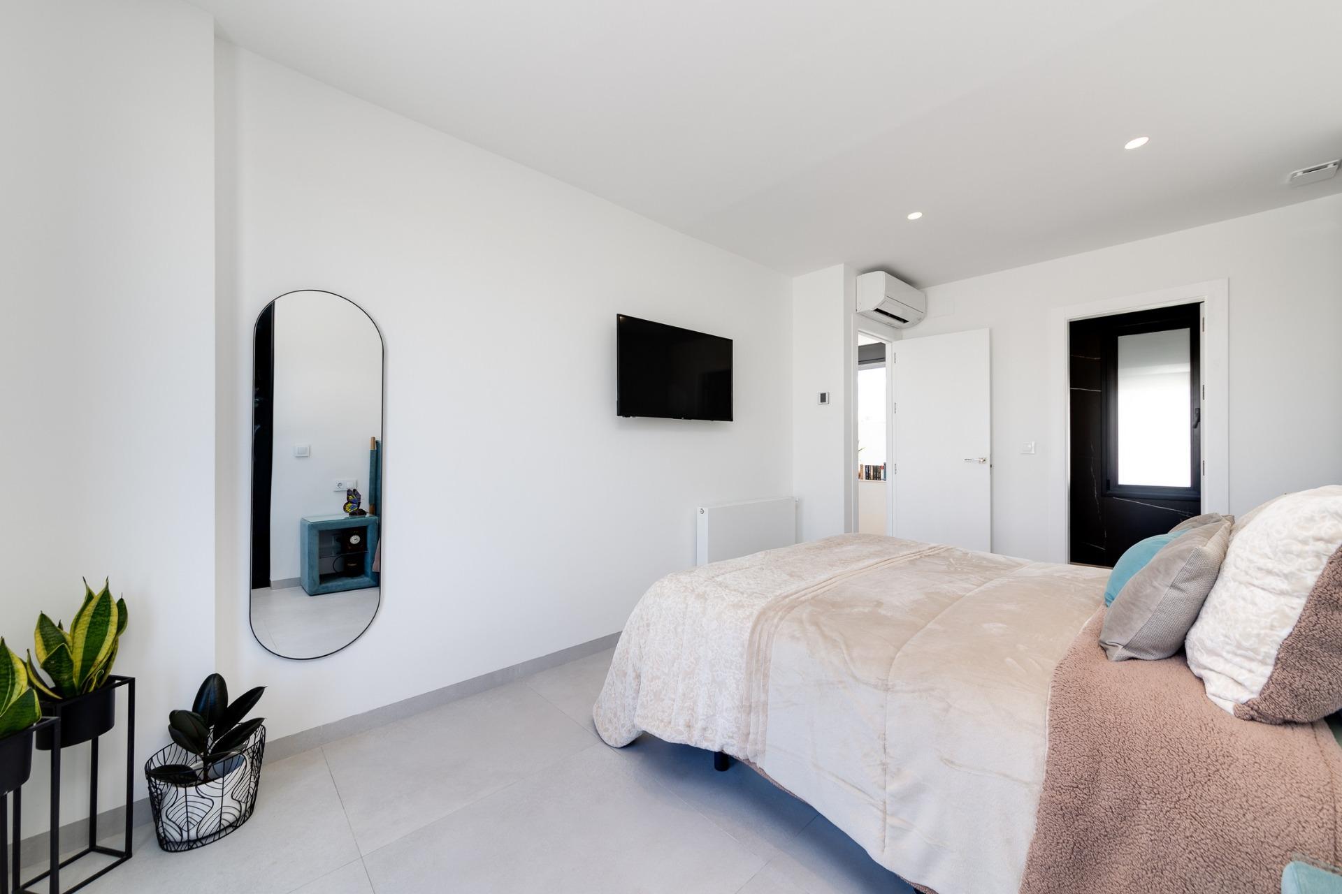 NEW BUILD VILLAS IN PILAR DE LA HORADADA ON THE GOLF COURSE