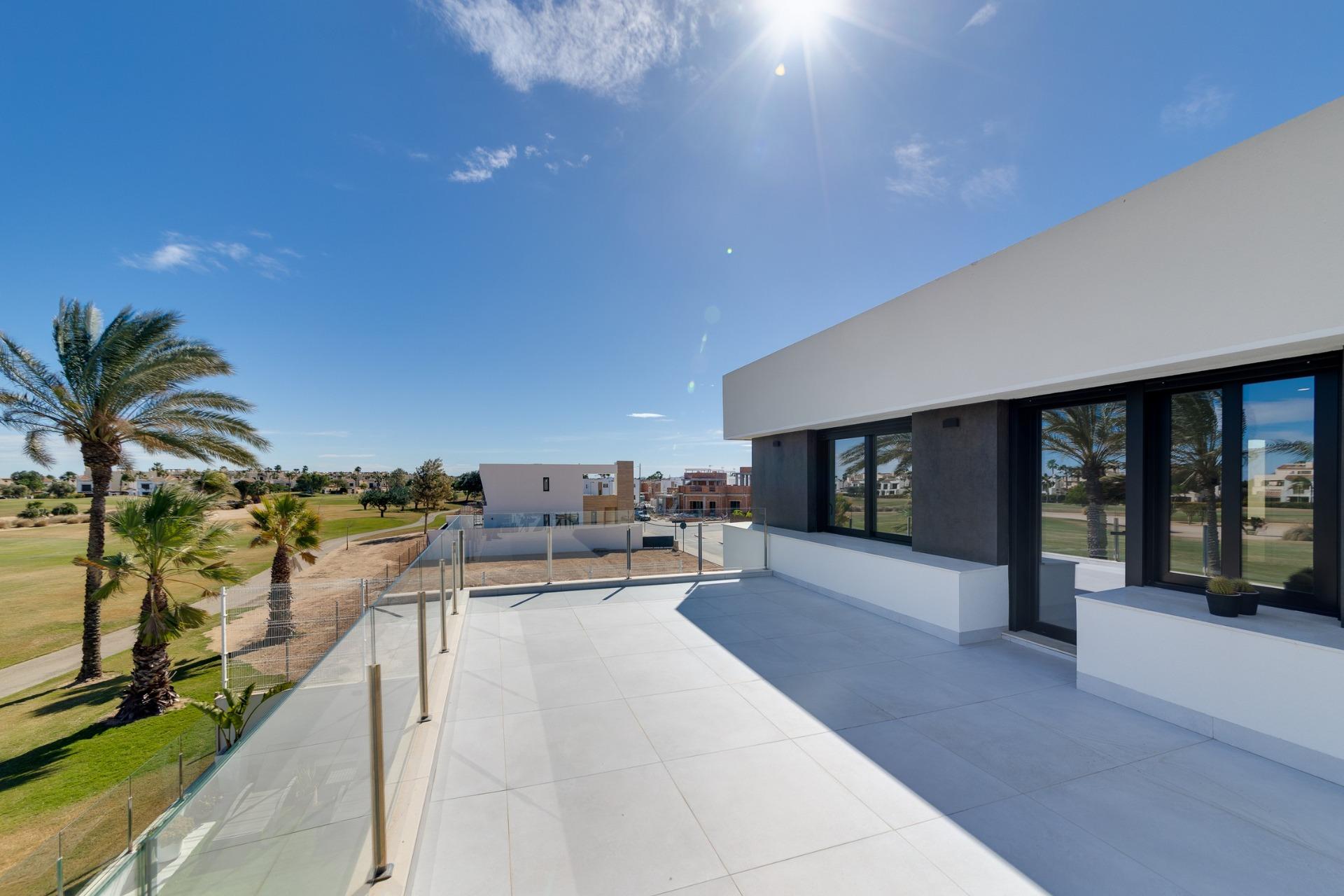 NEW BUILD VILLAS IN PILAR DE LA HORADADA ON THE GOLF COURSE