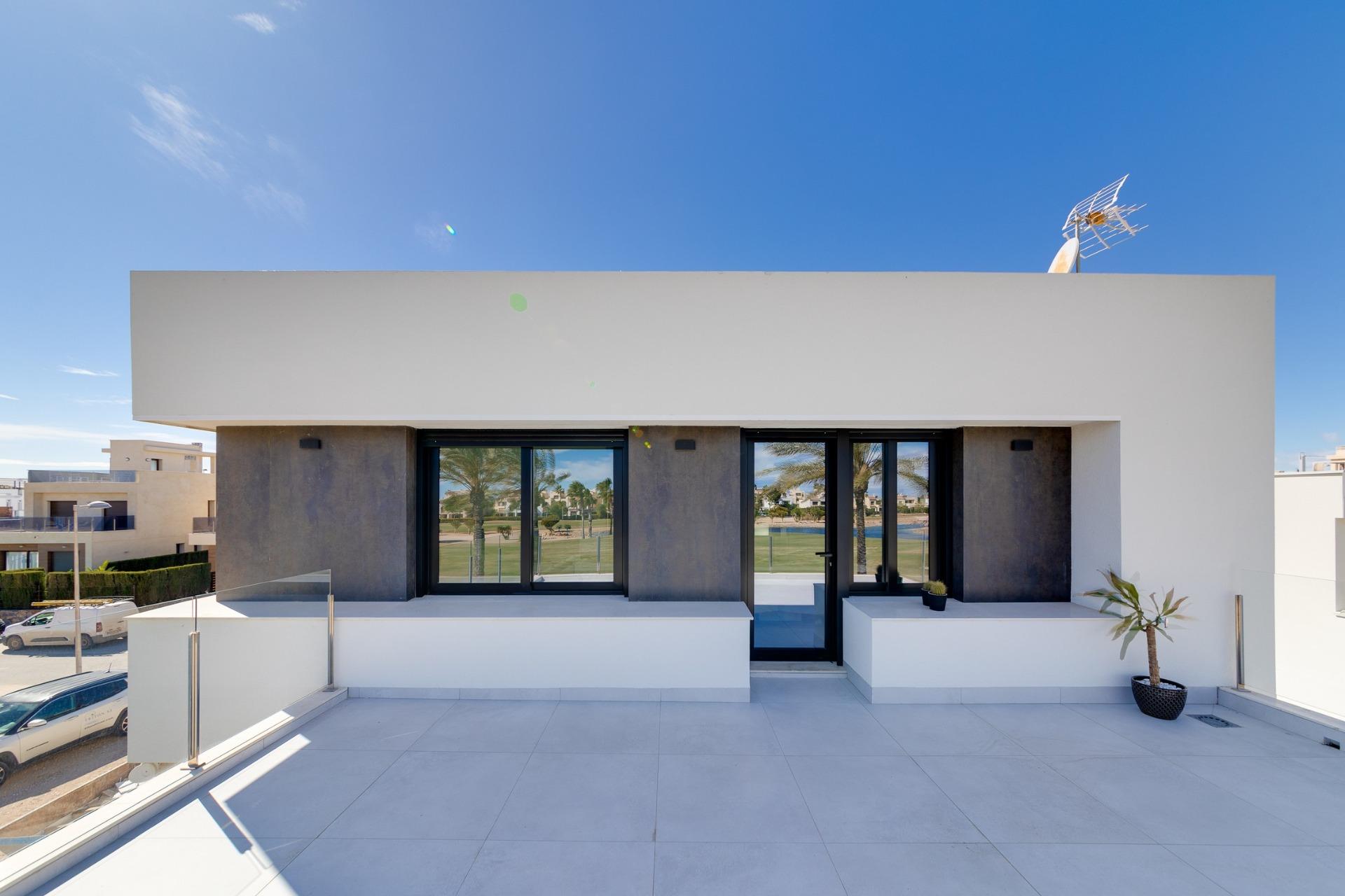 NEW BUILD VILLAS IN PILAR DE LA HORADADA ON THE GOLF COURSE