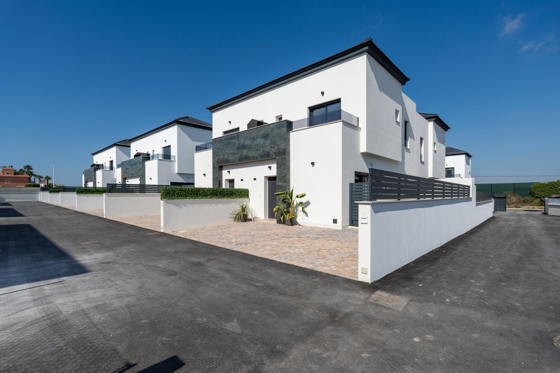 4-1 New Build Townhouses and Quads in Gran Alacant Near the Beach