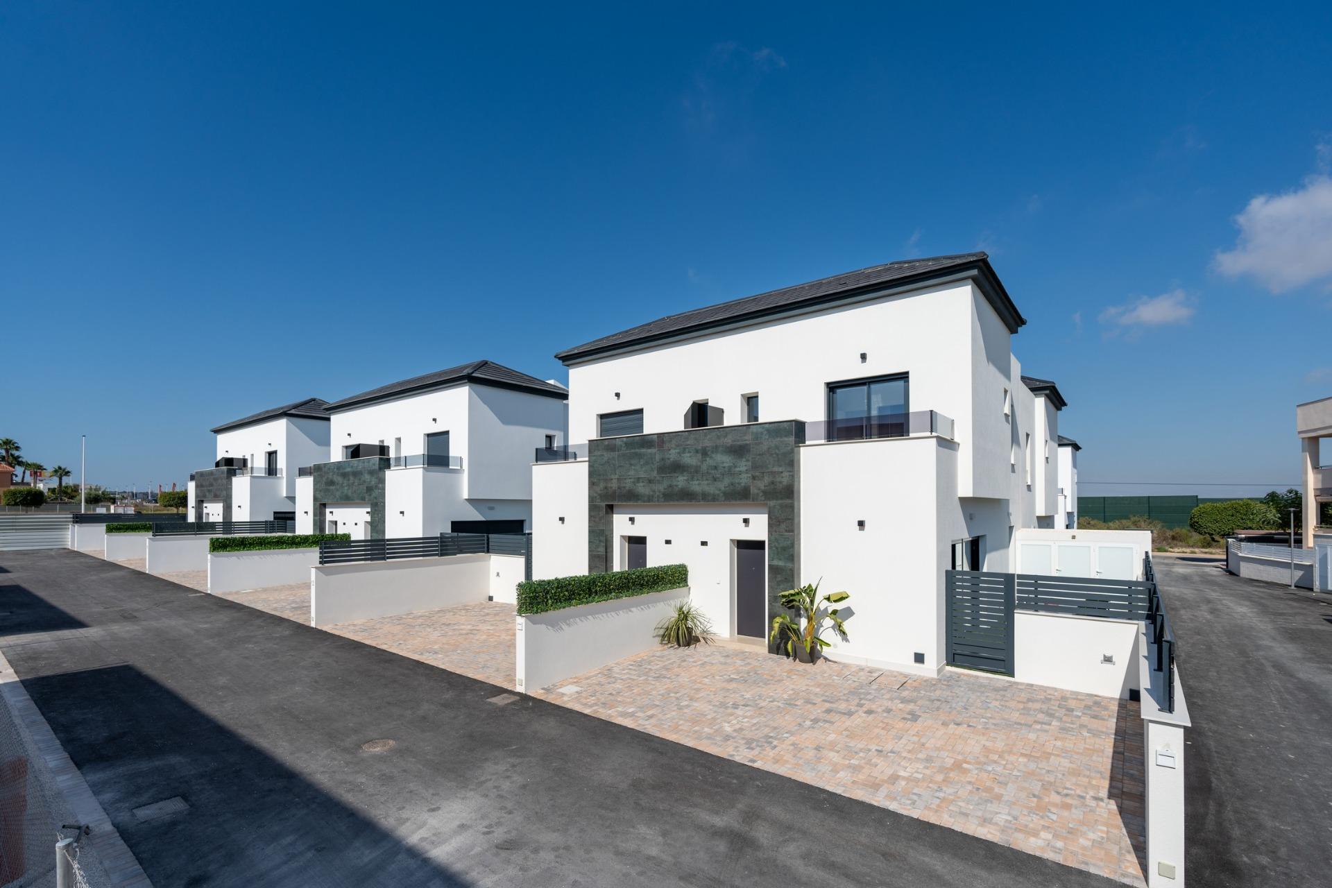 New Build Townhouses and Quads in Gran Alacant Near the Beach