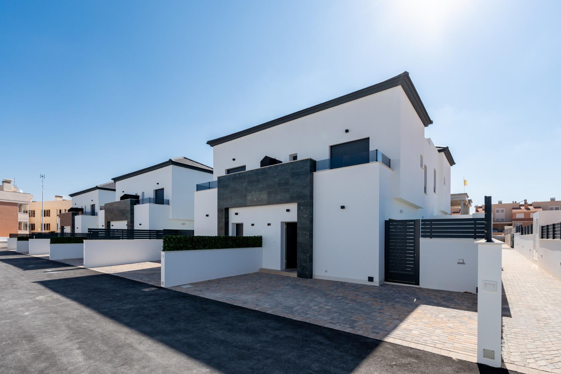 New Build Townhouses and Quads in Gran Alacant Near the Beach
