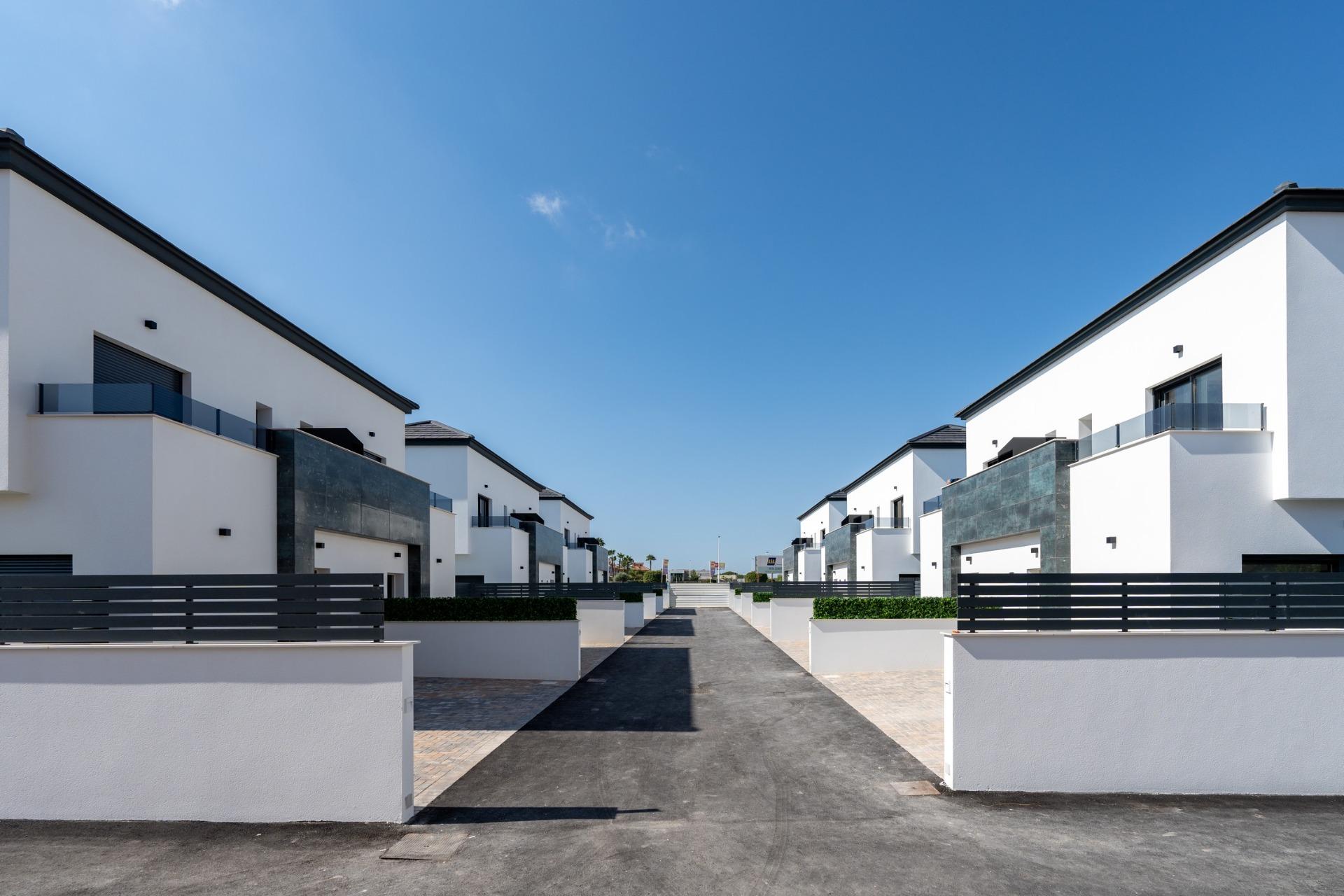 New Build Townhouses and Quads in Gran Alacant Near the Beach