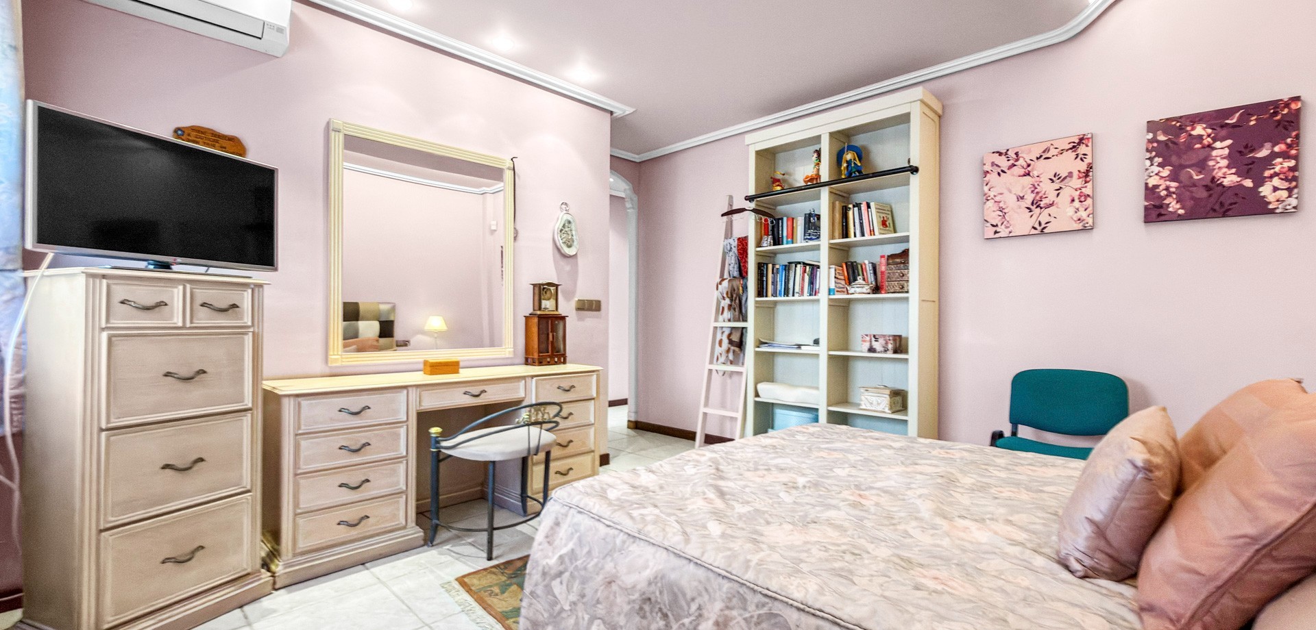 Villa for Sale in Torrevieja, Alicante