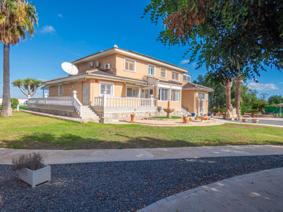 Villa for Sale in San Miguel de Salinas, Alicante