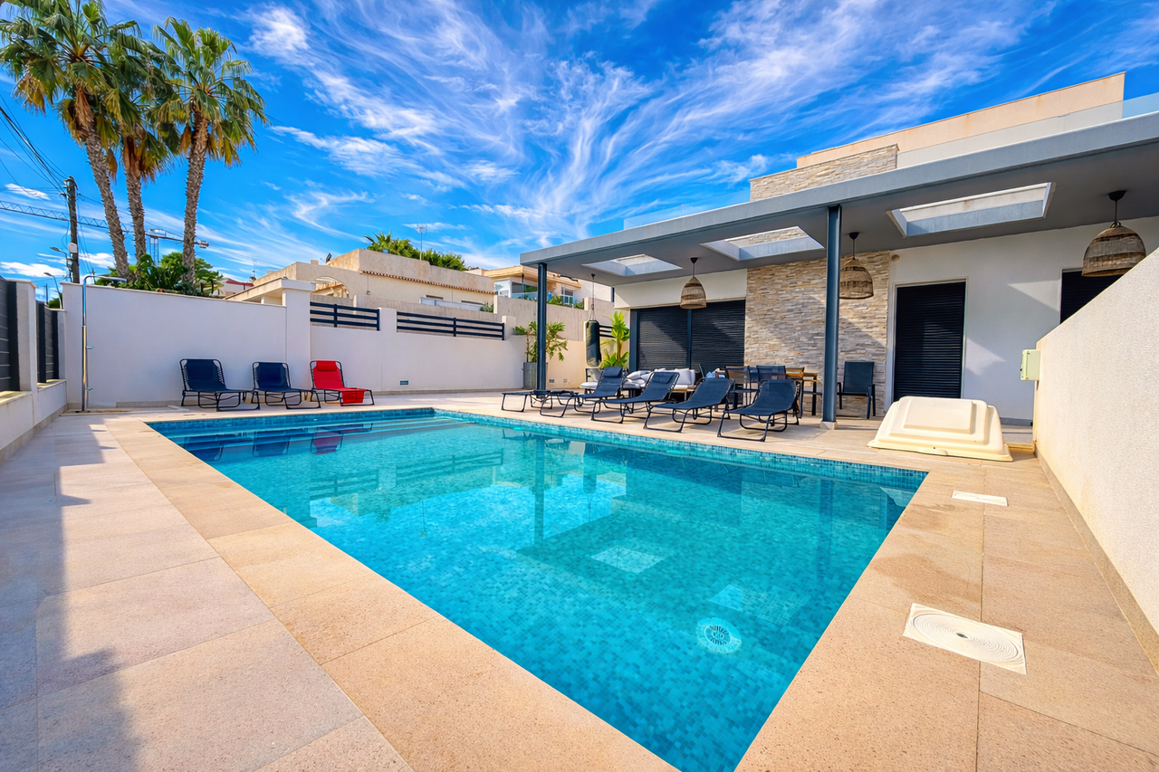 Villa for Sale in Los Balcones, Alicante
