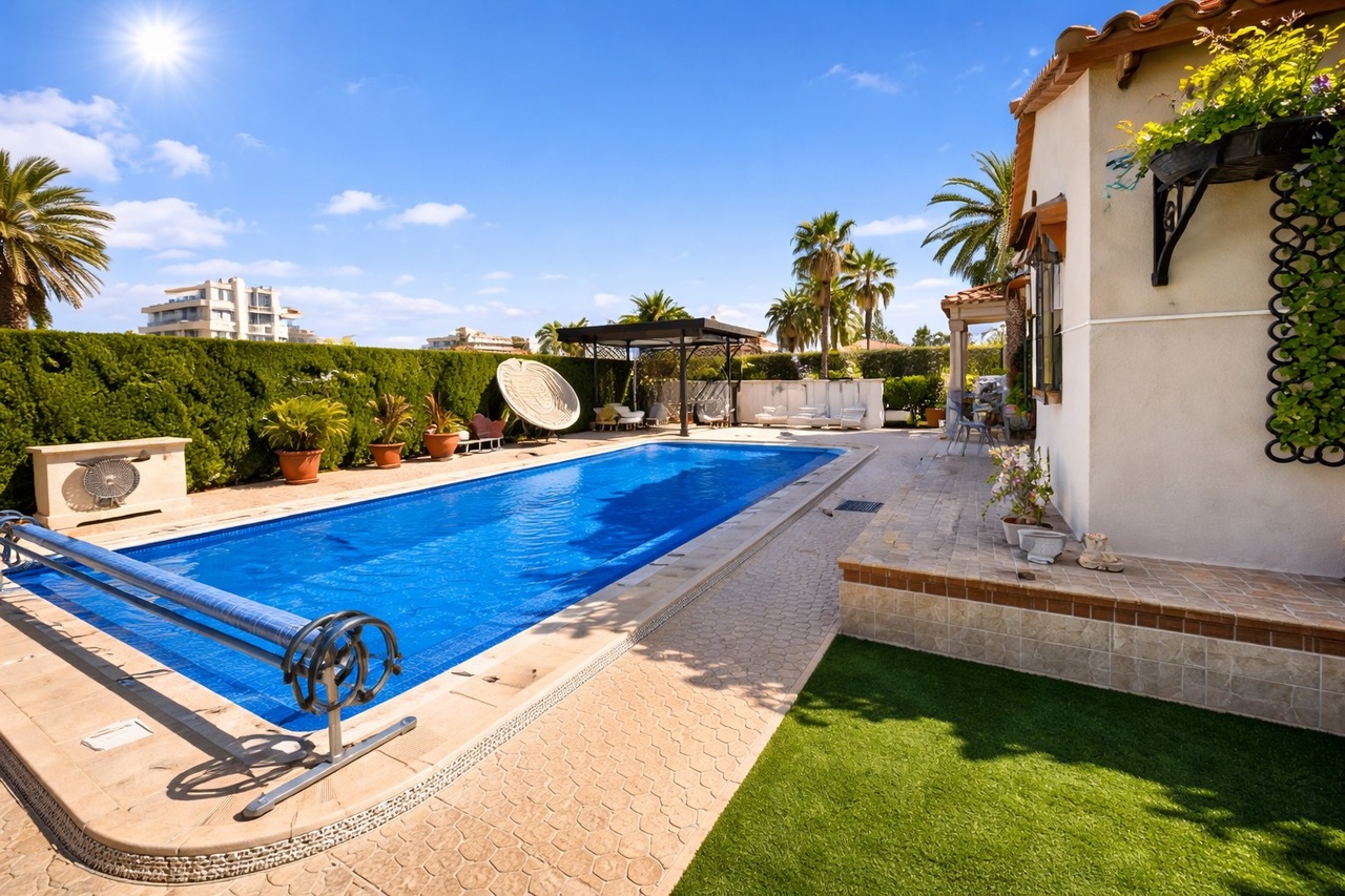 Villa for Sale in Cabo Roig, Alicante