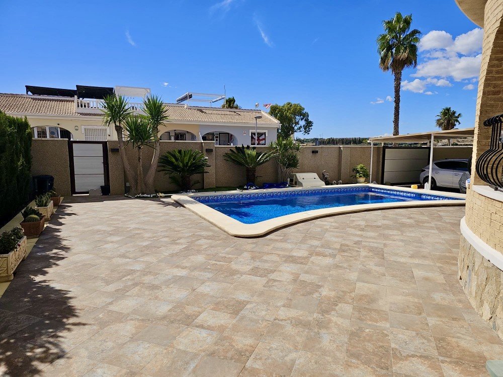 Villa for Sale in Benijofar, Alicante