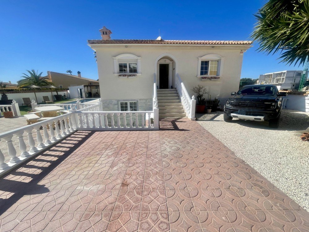 Villa for Sale in Urb. La Marina, Alicante