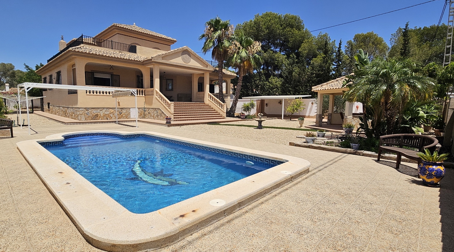 o_1i3us0e9gf5jlh114ea19m215k64t_1500x900 Villa for Sale in Pinar de Campoverde, Alicante