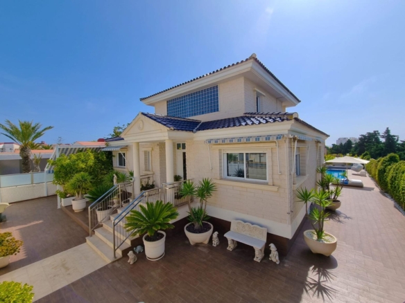 Villa for Sale in Torrevieja, Alicante