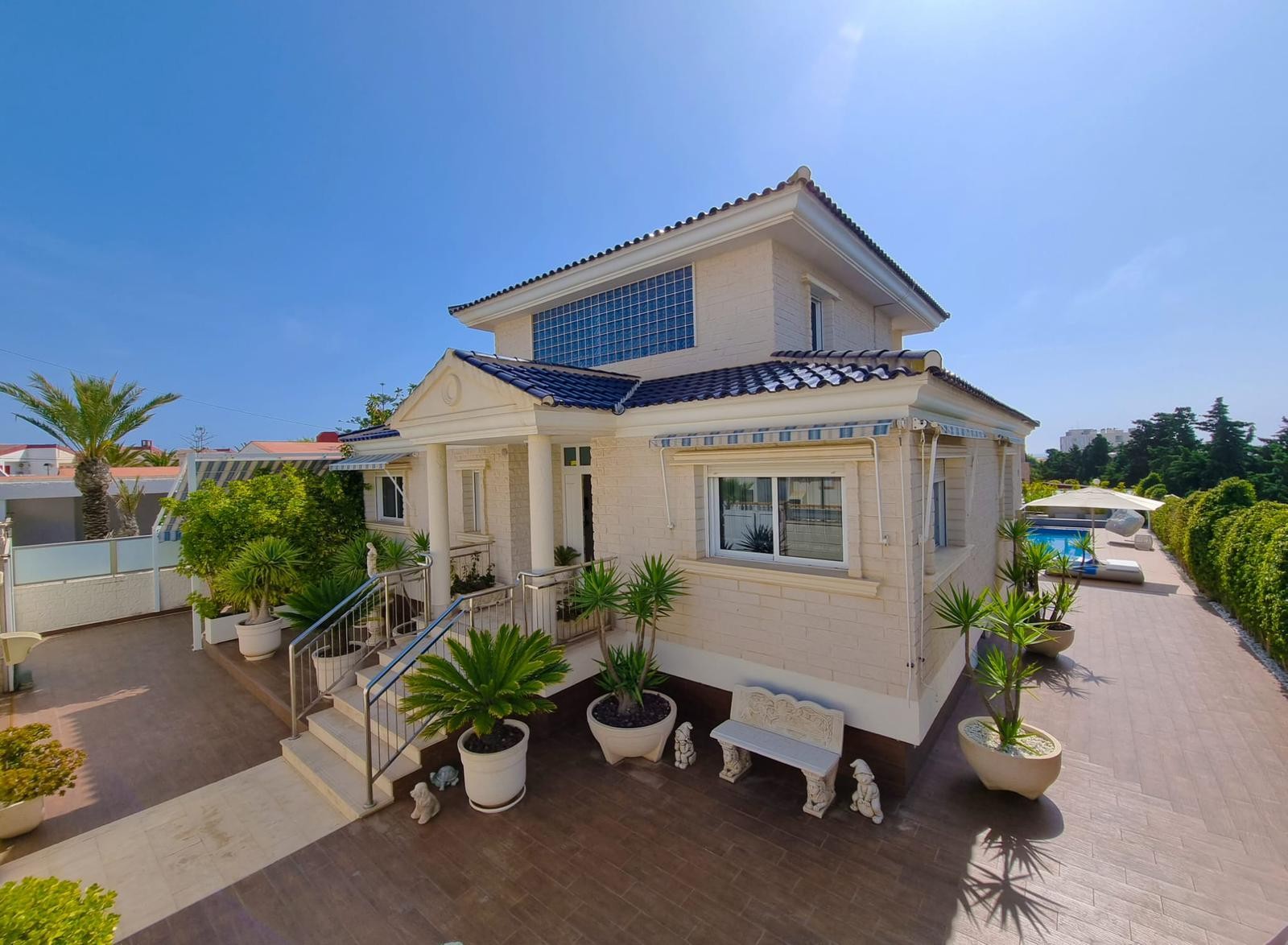 o_1ii9i8u708b21ari1vh2569kuh6u Villa for Sale in Torrevieja, Alicante