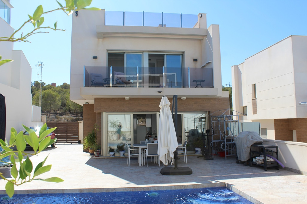 o_1j9f64le795q1cir1j2m10rp1o683g Villa for Sale in San Miguel de Salinas, Alicante
