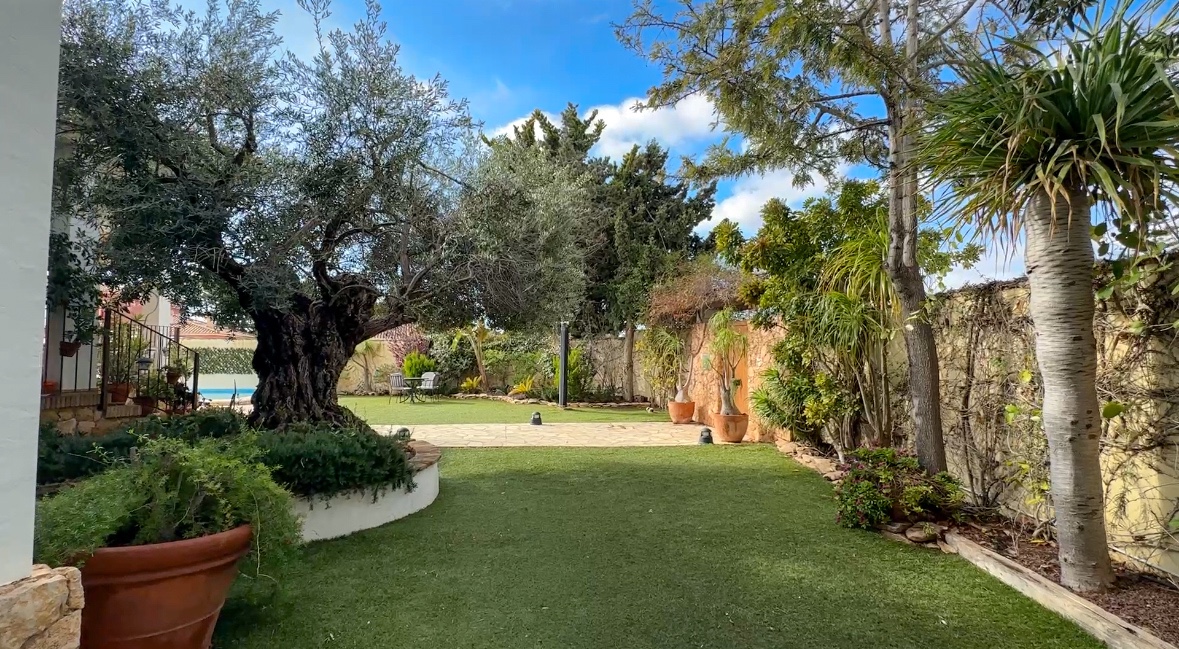 Villa for Sale in Dehesa de Campoamor, Alicante