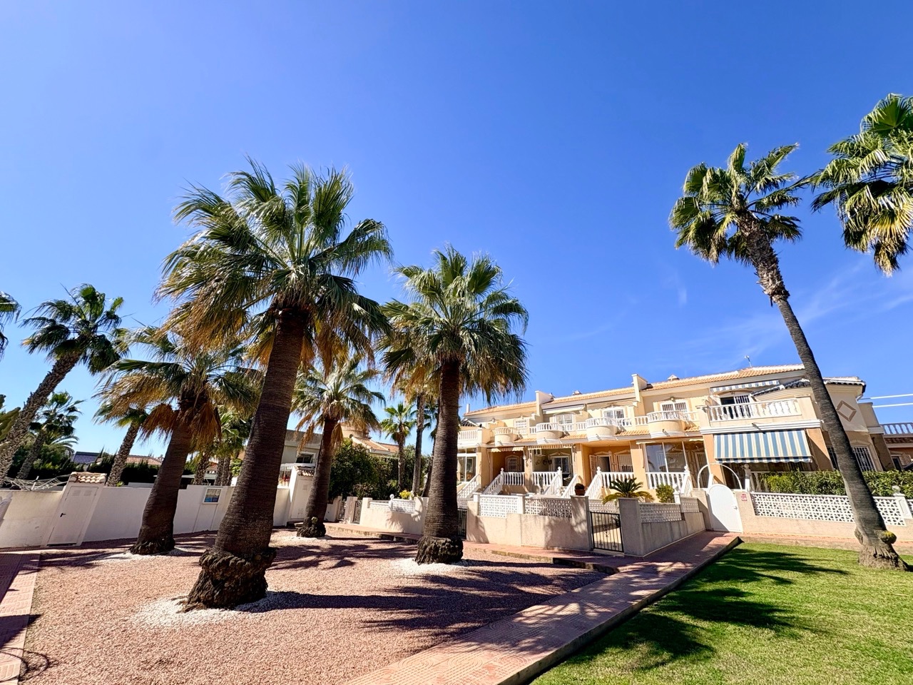 o_1jlf0bo2ca5od3bt3u43rs1229 Town House for Sale in Rojales, Alicante