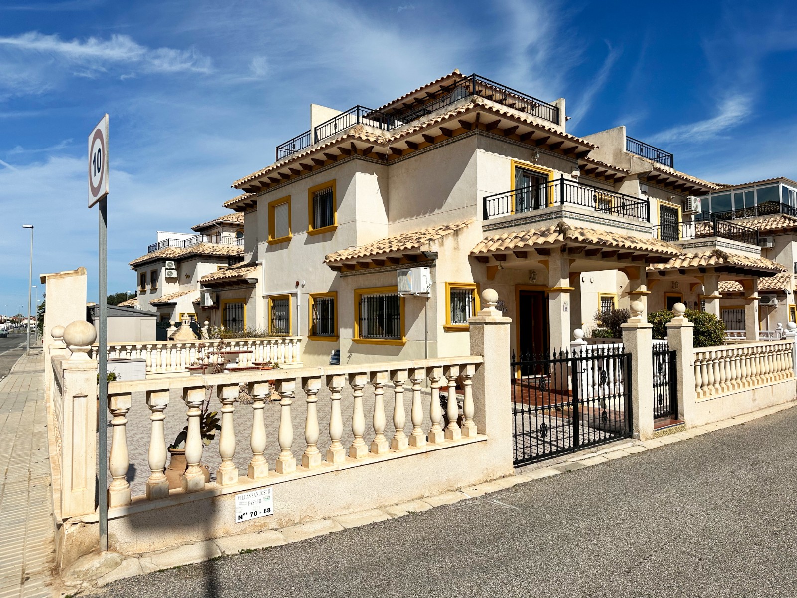 o_1jmtfcu5n162jg8t1pksh4uaid2l Town House for Sale in Orihuela Costa, Alicante