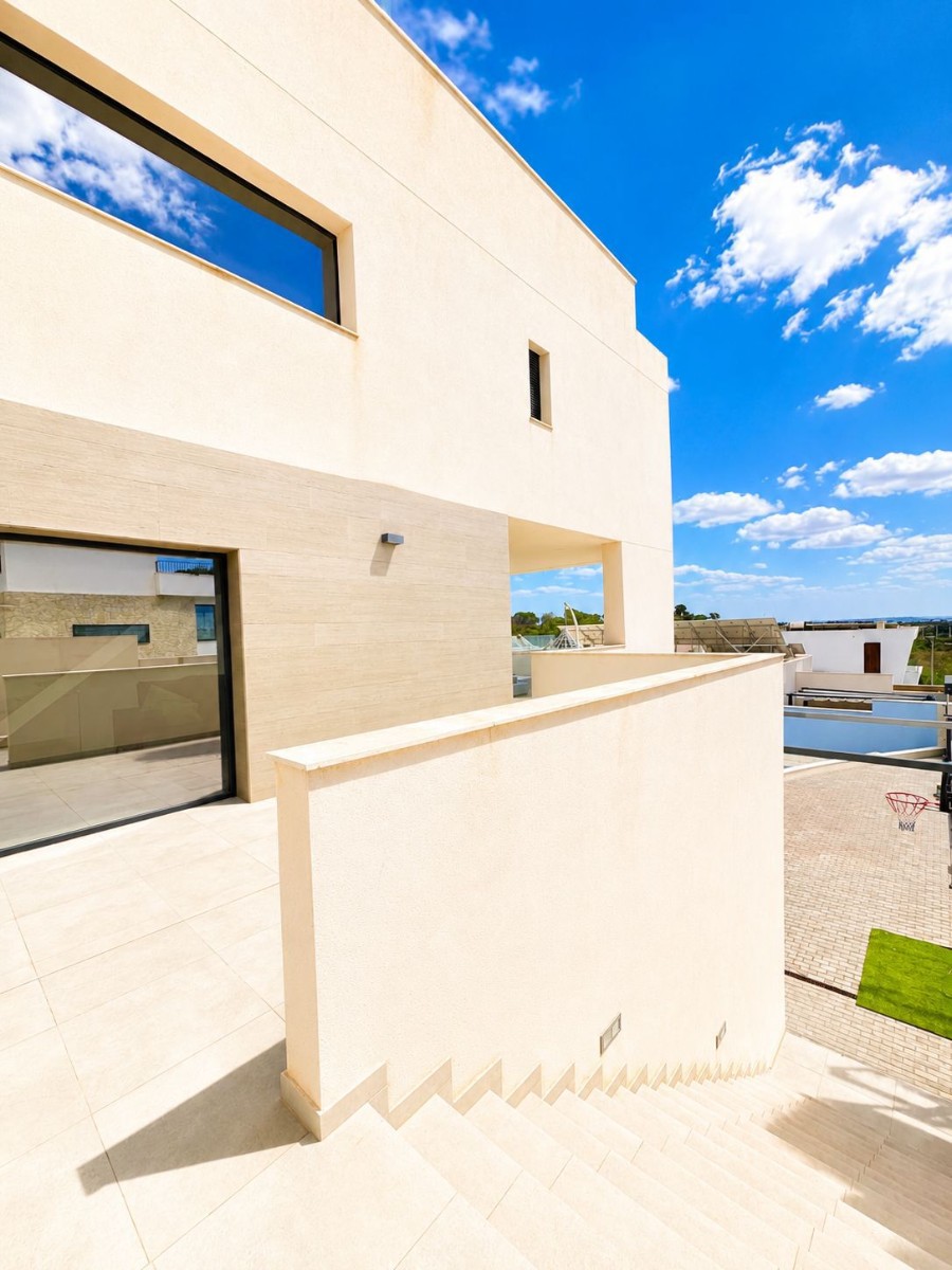 Villa for Sale in Benijofar, Alicante
