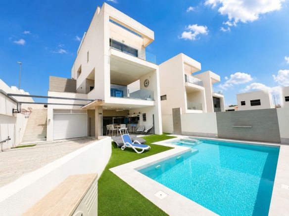Villa for Sale in Benijofar, Alicante