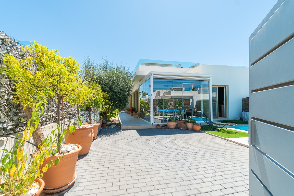 Villa for Sale in Vistabella Golf Entre Naranjos, Alicante