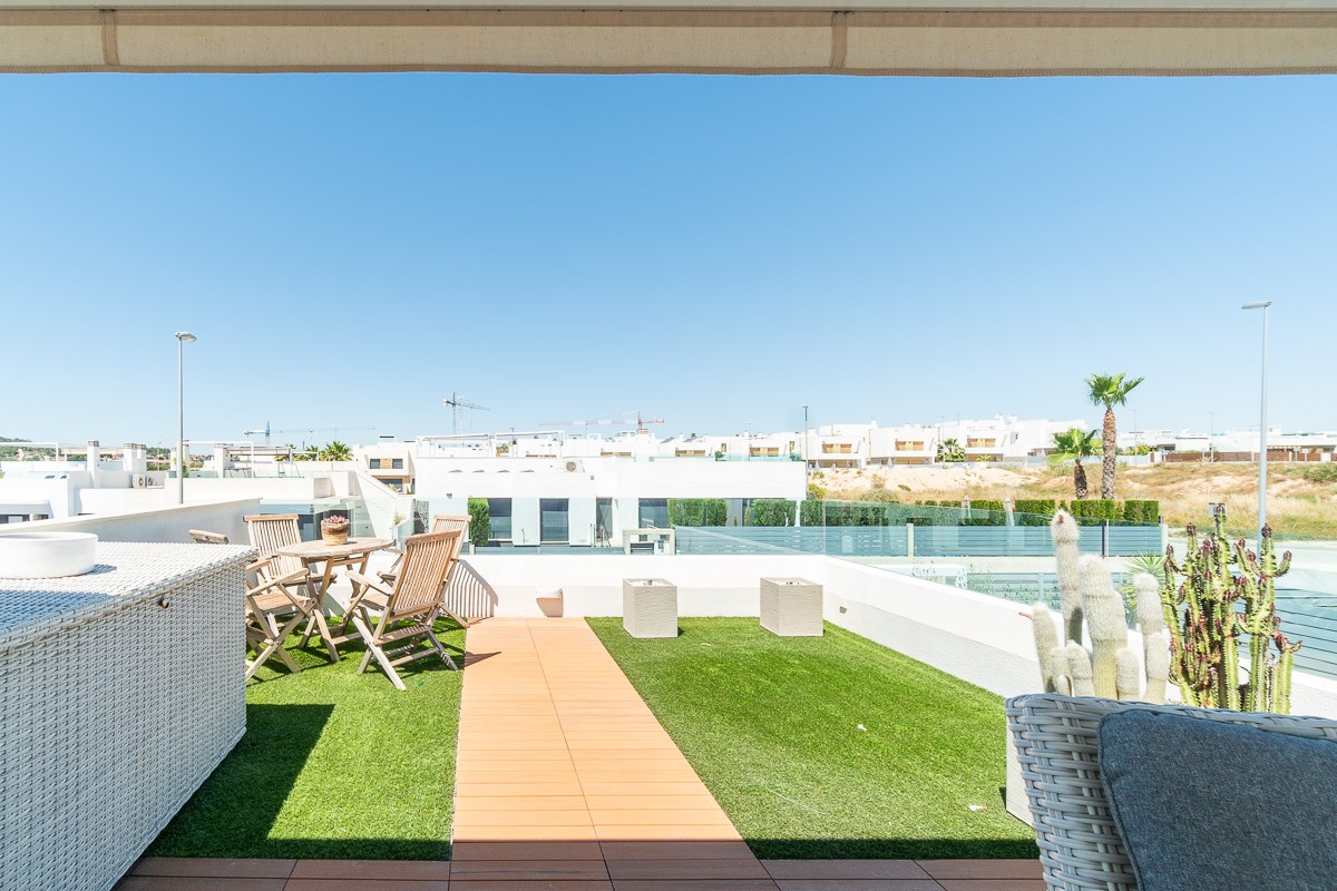 Villa for Sale in Vistabella Golf Entre Naranjos, Alicante