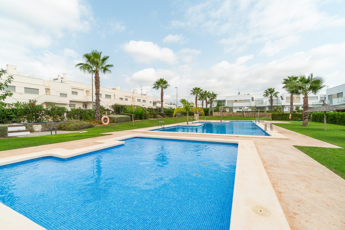 Bungalow for Sale in Vistabella Golf Entre Naranjos, Alicante