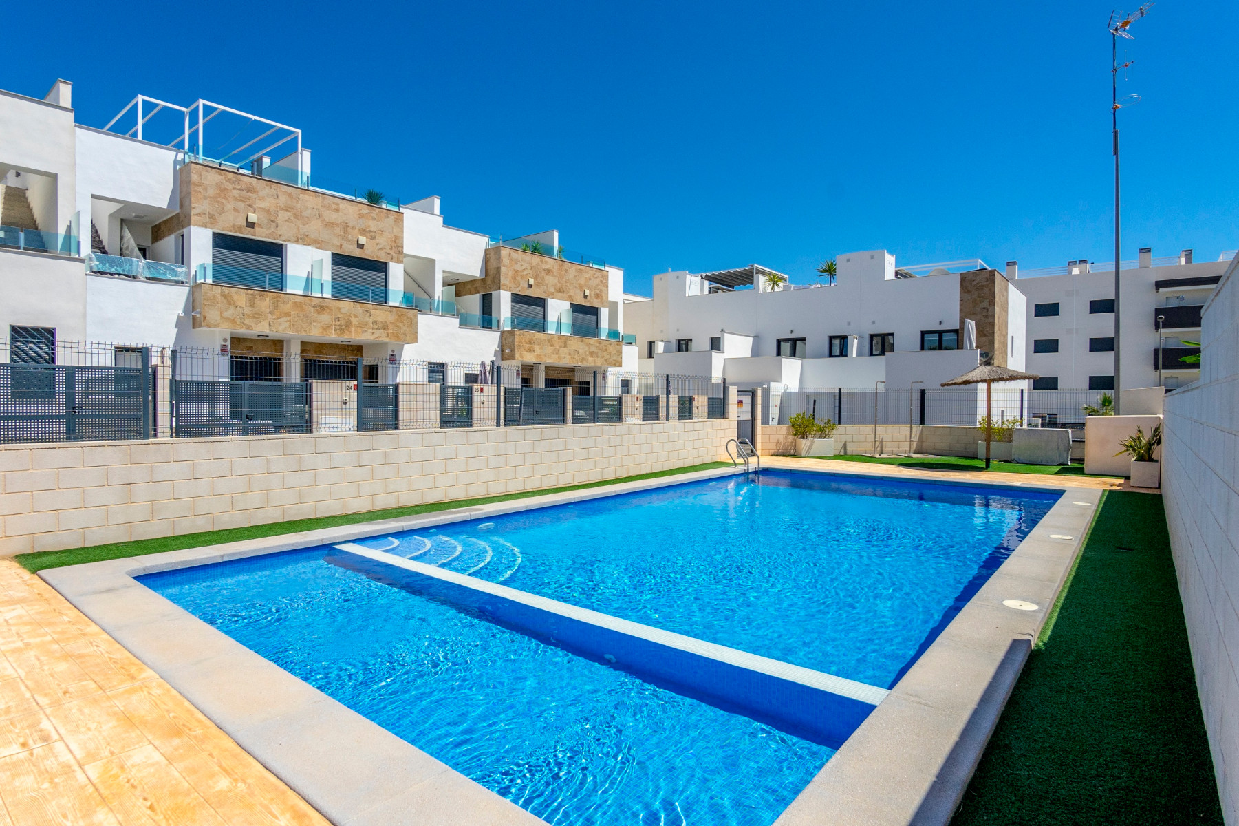 o_1jq9ksbe21abf1ib81ds01fr413qh37 Town House for Sale in Villamartin, Alicante
