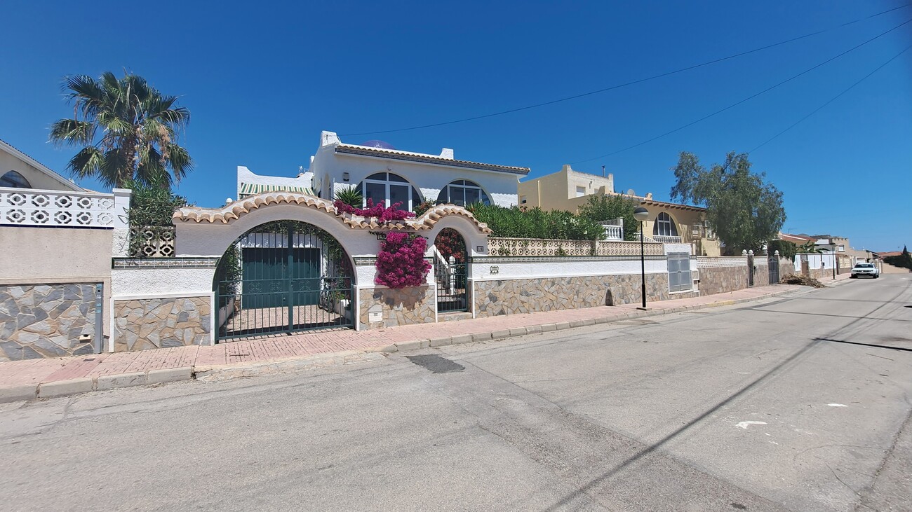 Villa for Sale in San Miguel de Salinas, Alicante