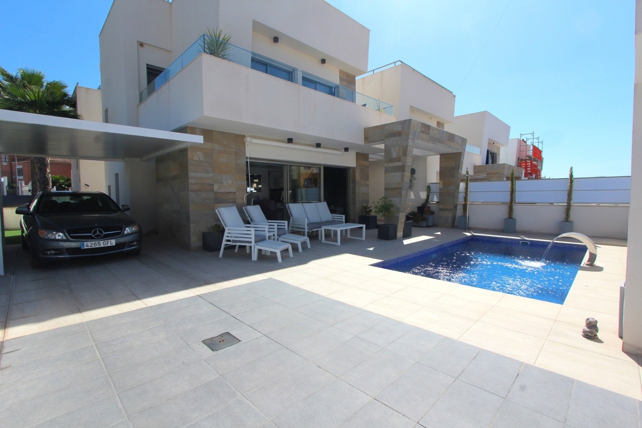 Villa for Sale in Villamartin, Alicante